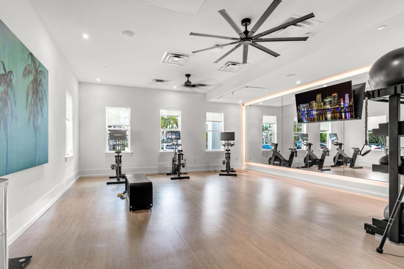 Sunny 2-Bed Oasis Pool And Gym In Аполо Бийч Екстериор снимка
